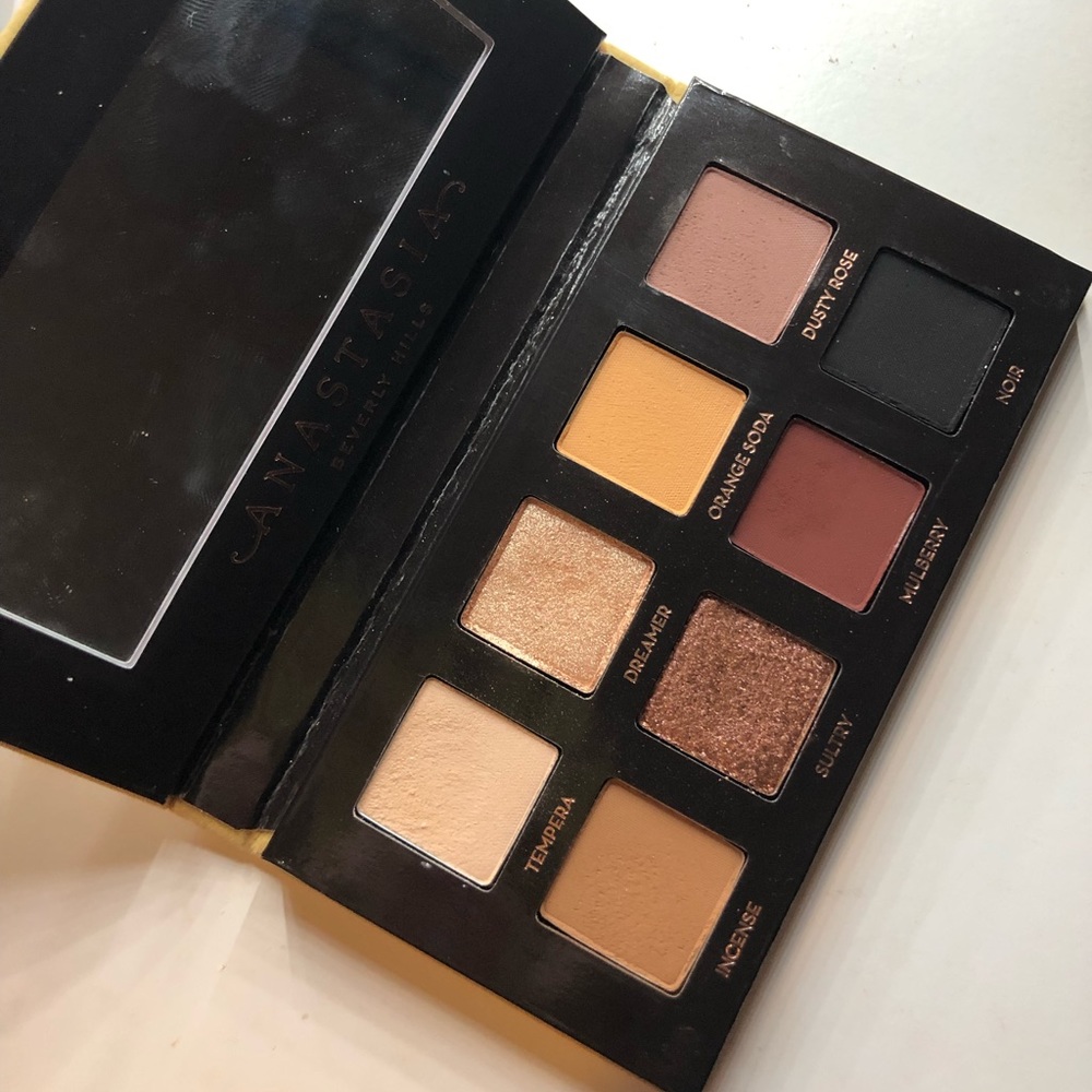Anastasia Beverly Hills Soft Glam 2